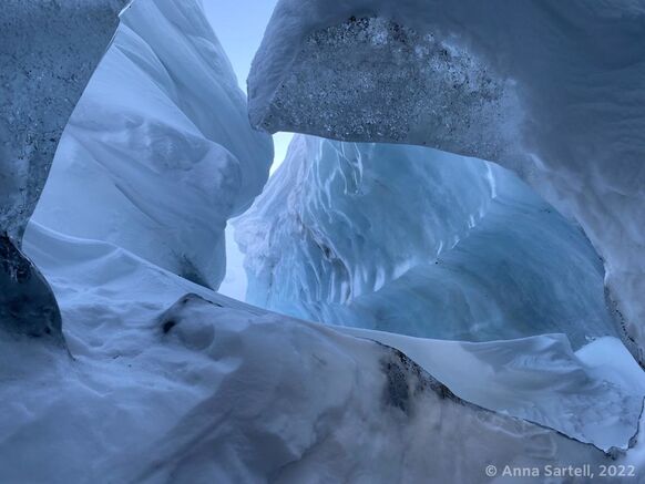Foto gemaakt door Anna Sartell - Een ijsgrot in de gletsjer Tellbreen. 