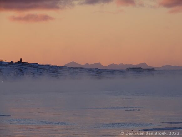 Foto gemaakt door Daan van den Broek - In de afgelopen weken zagen we meermaals arctische zeerook. Hier probeerde ik het vast te leggen tijdens zonsondergang.
