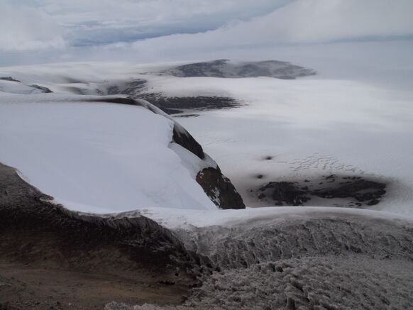 Foto gemaakt door Pieter Bliek - IJsland - De caldera van de IJslandse vulkaan Grimsvötn, onder het ijs van de Vatnajokull. 