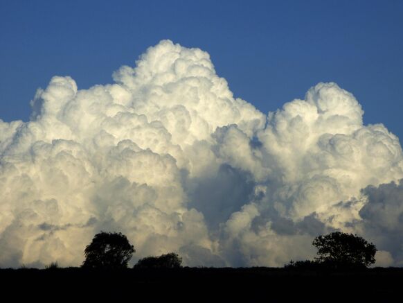 Foto gemaakt door Chris Meewis - Oud-Loosdrecht - Al in de ochtend waren flinke stapelwolken horende bij de (onweers)buien te zien.