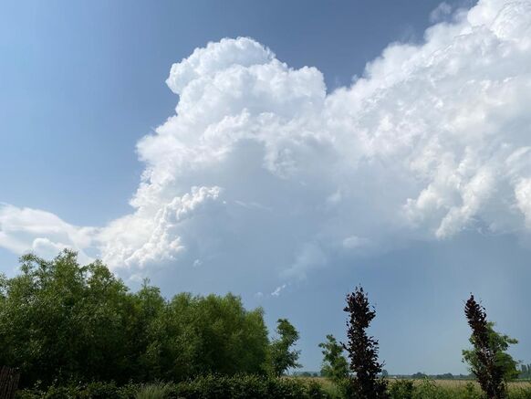 Foto gemaakt door Anna Sartell - Zoelen (gemeente Buren) - Kleffe hitte en enorme buienwolken op 18 juni.