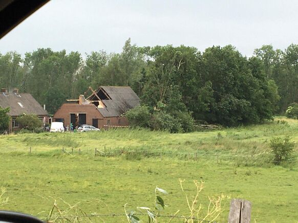 Foto gemaakt door Bas van de Beek - Leersum - Een boerderij  met flinke schade bij A. 