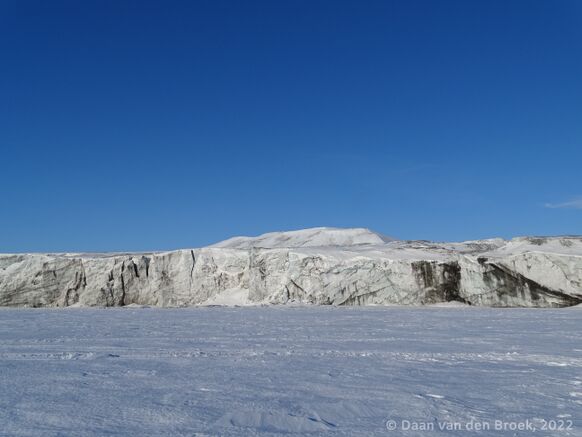 Foto gemaakt door Daan van den Broek - De gletsjer, gezien vanaf het zee+ijs