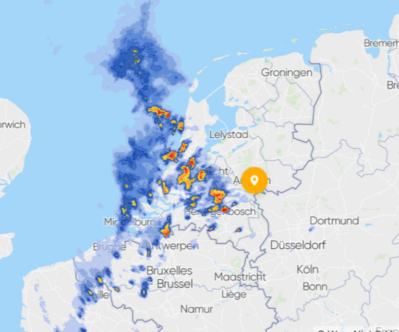 Foto gemaakt door Weer.nl - Hilversum - De buien trekken nu het midden van het land binnen. Utrecht meldt inmiddels ook onweer. 