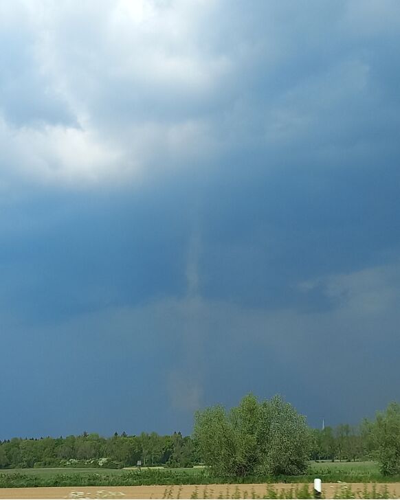 Foto gemaakt door Youri Witmer - Wehl - De windhoos slingerde stof vanaf de droge akkers de lucht in.