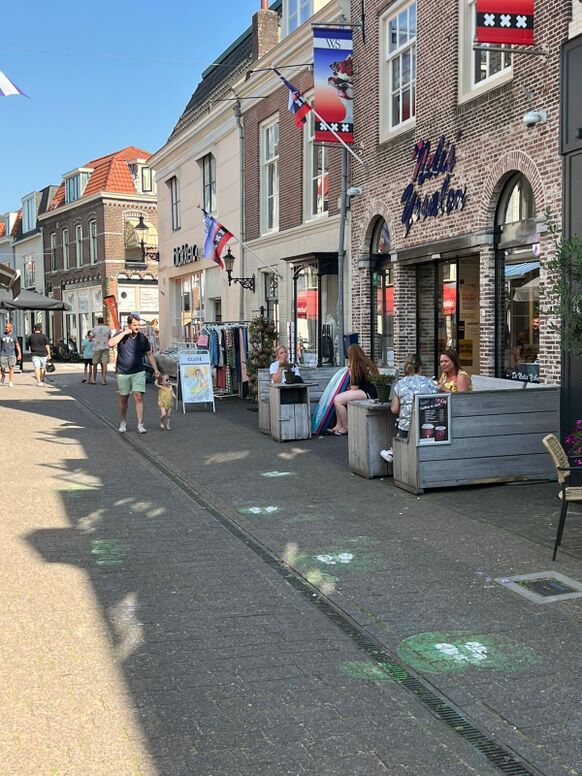 Foto gemaakt door Daan van den Broek - Normaal staan er op warme, zonnige dagen in de zomervakantieperiode lange rijen bij de bekende ijssalon Nelis. Nu was het vooral erg rustig in het centrum van Weesp.