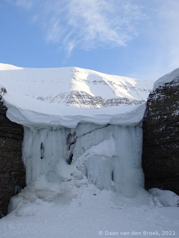Foto gemaakt door Daan van den Broek - Een bevroren waterval op de terugweg van Tempelfjorden, in Eskefossen. Ondanks dat het alweer twee dagen flink vroor, was er nog altijd wat gedruppel te horen rondom de verder bevroren waterval.