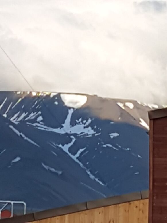 Foto gemaakt door Ymke Lathouwers - Longyearbyen, Spitsbergen - Het champagneglas brak recordvroeg dit jaar. De foto is genomen op maandag 6 juni. 