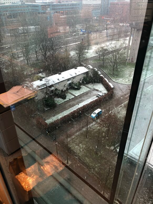 Foto gemaakt door Bas van Kesteren - Amsterdam - In Amsterdam sneeuwt het deze ochtend ook al van tijd tot tijd, maar hier gaat het om natte sneeuw die alleen bij hoge intensiteit iets blijft liggen.