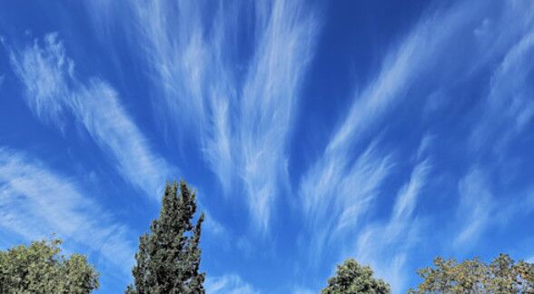 Foto gemaakt door MP - uitwaaierende cirrus op 9 kilometer hoogte