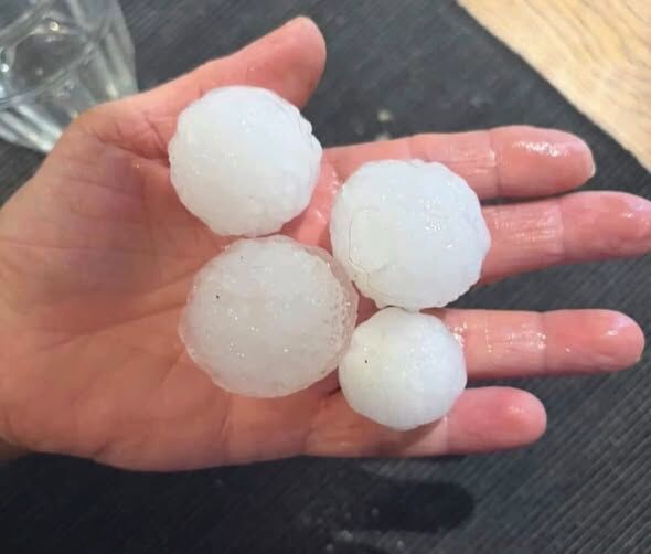 Foto gemaakt door hail events live - Grote hagelstenen die vorige week in de regio van Brescia, Italië zijn gevallen Foto gemaakt door hail events live - Grote hagelstenen die vorige week in de regio van Brescia, Italië zijn gevallen