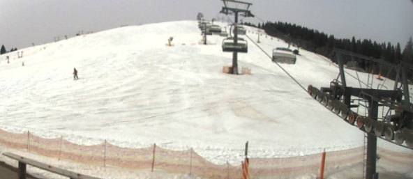 Foto gemaakt door Webcam - Feldberg - Ook op de Feldberg in het Zwarte Woud hadden skiërs een beetje last van Saharazand op de sneeuw.