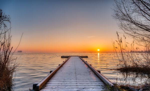 Foto gemaakt door Ilona Koolwijk - Reeuwijk - Het heldere weer biedt ruimte voor een prachtige zonsopkomst zoals deze