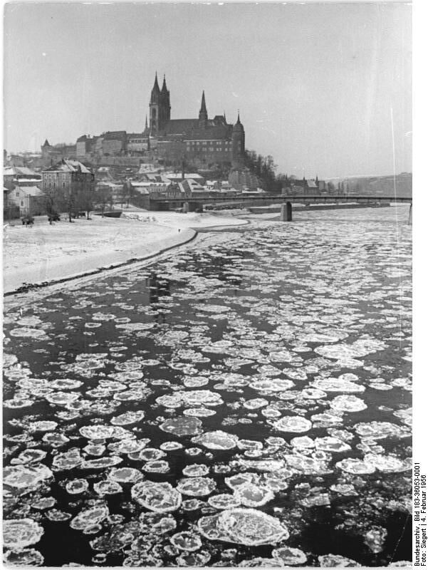 Foto gemaakt door Bundes Archiv Duitsland - IJspannenkoeken op de Elbe in februari 1956. 