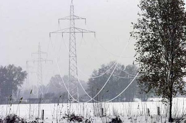 Foto gemaakt door Erwin Lankheet - Haaksbergen - Door de zware sneeuwval van 25 november 2005 begaven verschillende hoogspanningsmasten het. Daardoor zaten enkele plekken van het land drie dagen zonder stroom