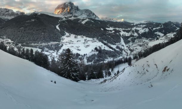 Foto gemaakt door Webcam - Wolkenstein - In de Dolomieten in Noord-Italië, zoals hier in de buurt van Wolkenstein, ligt een dikke laag sneeuw. Er komt alleen maar meer bij. 