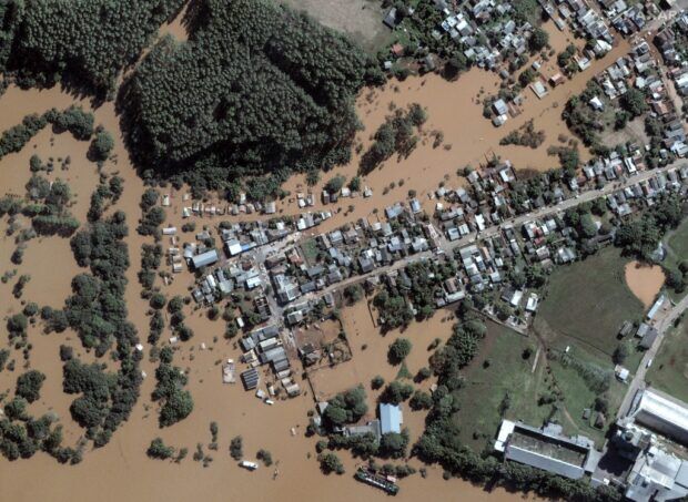 Foto gemaakt door Maxar Technologies - Overstroomde Taquari rivier in Rio Grande do Sul