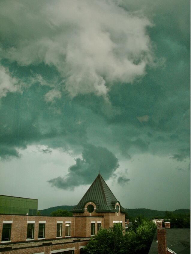 Foto gemaakt door Lourdes Avilés - Plymouth - De foto is een voorbeeld van groene kleuren in de lucht bij onweer, gemaakt op 18 juli 2008 in Engeland.