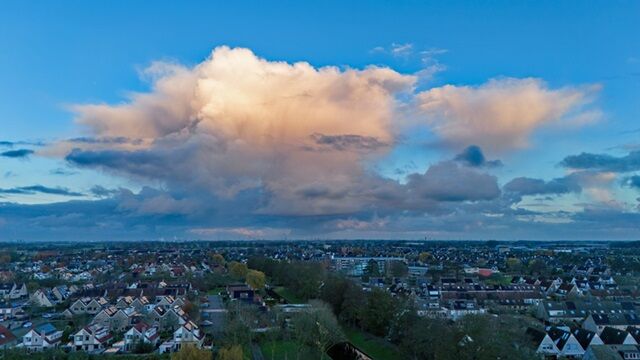 Foto gemaakt door Simone Wiersma - Hellevoetsluis - Een westelijke wind voert nu nog buien vanaf de Noordzee aan