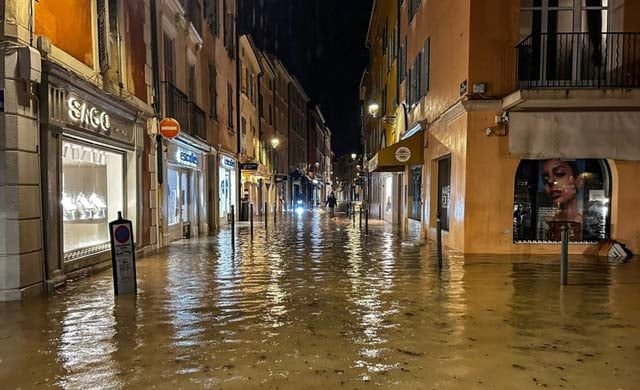 Foto gemaakt door BSS News / AFP - Vidauban - Ondergelopen straten in Saint Tropez