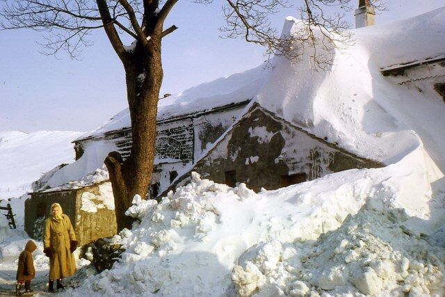 Foto gemaakt door Richard Johnson - Sneeuw in januari 1963 in het Engelse stadje Overtown.