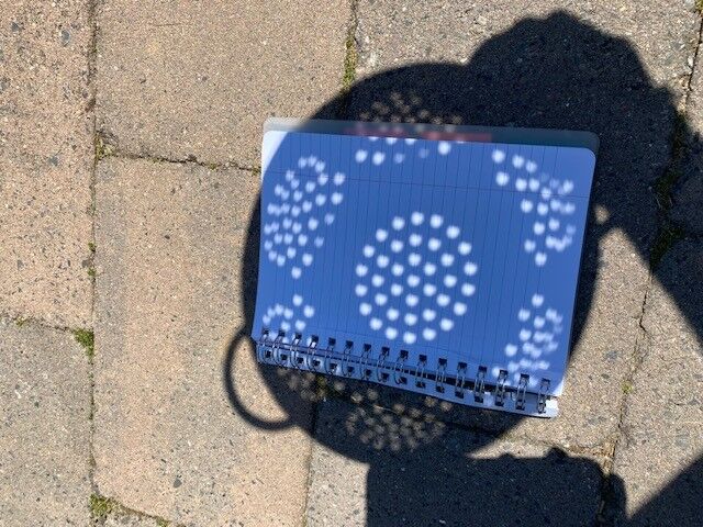 Foto gemaakt door Britta van Gendt - Huissen - Juni 2021: eclips kijken met een vergiet
