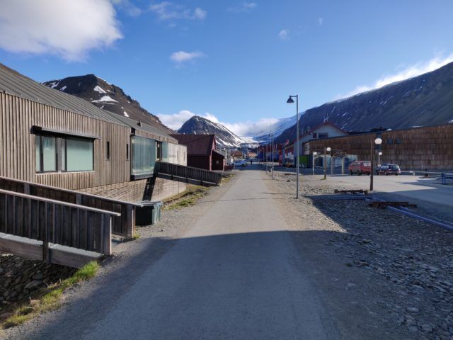 Foto gemaakt door Daan van den Broek - Ter Illustratie, de 'winkelstraat' in het centrum van Longyearbyen, juni 2019. 
