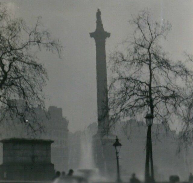 Foto gemaakt door N.T. Dobbs  - Londen - De Zuil van Nelson tijdens de killersmog in december 1952 in Londen.