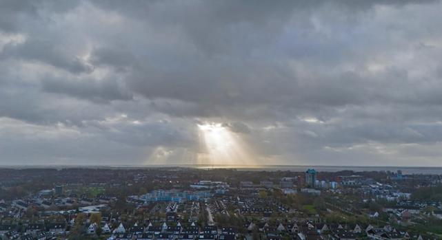 Foto gemaakt door Simone Wiersma - Hellevoetsluis - Wordt het grijs of is er toch nog ruimte voor zonnestralen met nieuwjaar?