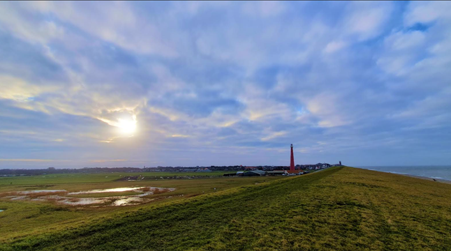 Foto gemaakt door Ed van Pelt - Julianadorp - De zon breekt deze dagen regelmatig door de bewolking