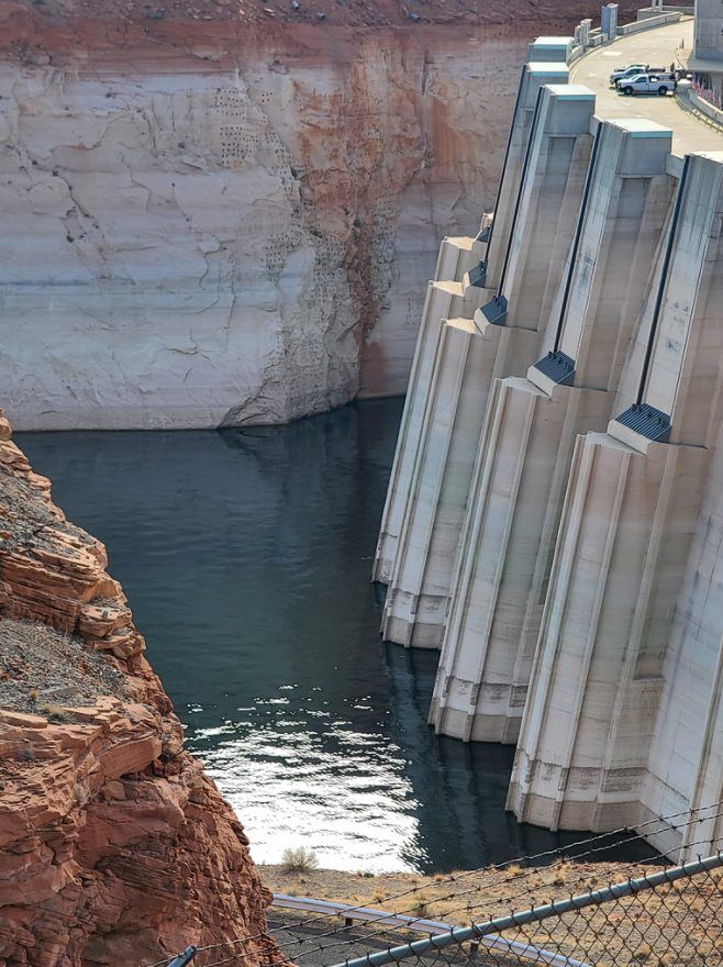 Foto gemaakt door USBR - De Glencanyondam met daarachter Lake Powell. Het water heeft er nog nooit zo laag gestaan als nu.  