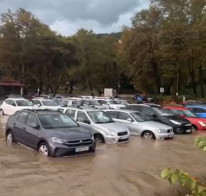 Foto gemaakt door Stil van video - Griekenland - Het extreme weer in Spanje is net voorbij, of Griekenland krijgt de volle laag. De beelden zijn vaak dramatisch. Hier en daar is bijna 800 millimeter gevallen.