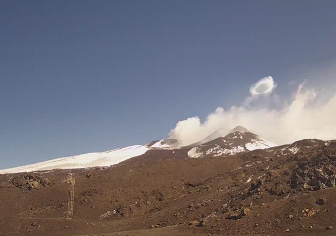 Foto gemaakt door Skyline webcams - Etna - Zo lag de Etna er gisteren bij. De rookring is op dit webcambeeld goed te zien.