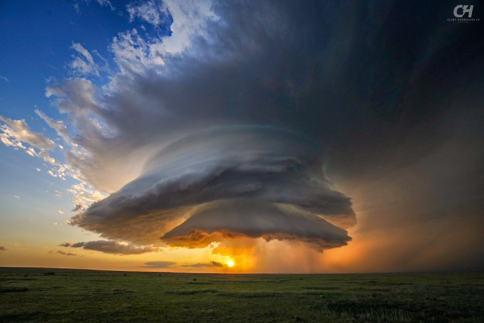 Foto gemaakt door Clint Hendricks - Amistad, NM - De mothership supercell in New Mexico (VS) op 7 juni 2025.