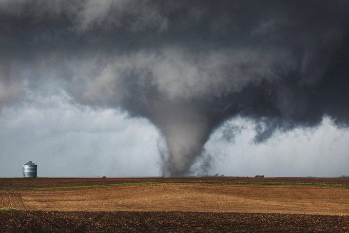 Foto gemaakt door Nenah Demunster - Minden, Iowa - Grote tornado aan de grond vlak voordat deze de stad Minden bereikte op 26 april