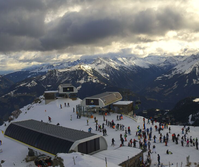 Foto gemaakt door Still van webcam - Mayrhofen - Er gloort hoop voor de wintersportgebieden. Het wordt kouder en de sneeuwkansen nemen toe.