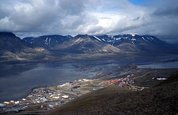 Foto gemaakt door Michael Haferkamp - Longyearbyen - Hoofdplaats Longyearbyen van Spitsbergen in de zomer. 