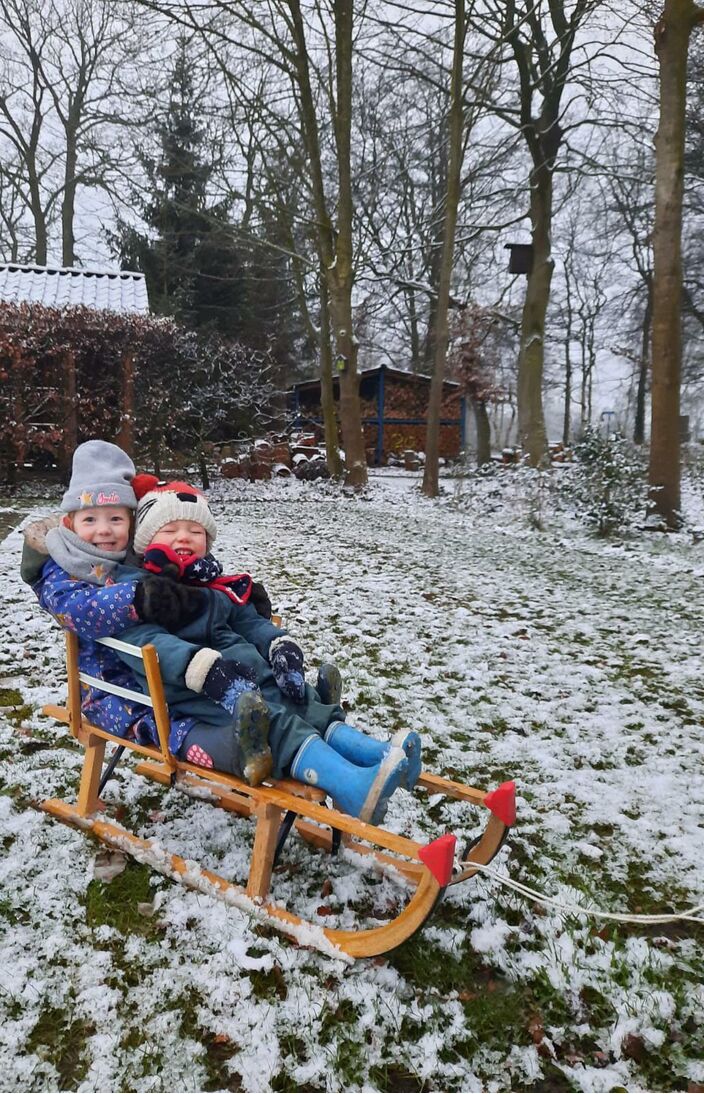 Foto gemaakt door Leonie Tragter - Barchem - De kinderen van familie Bannink zagen op 17 januari voor het eerst sneeuw!