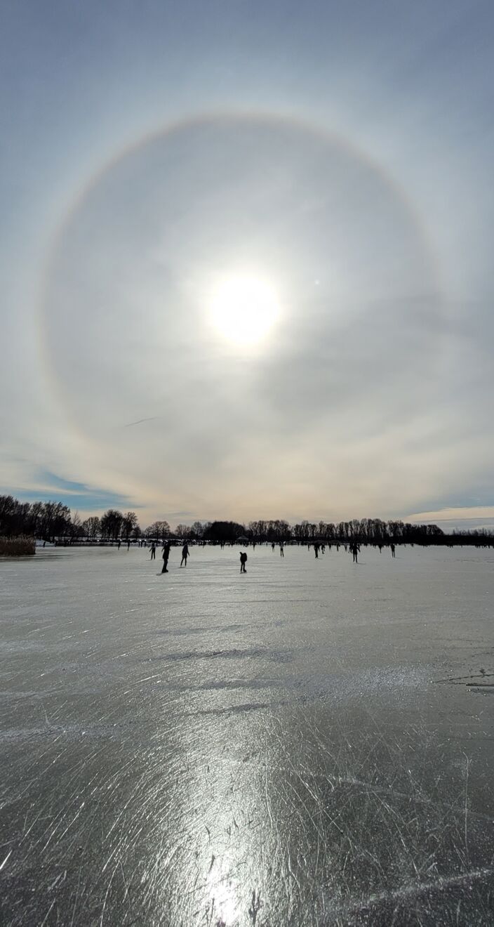 Foto gemaakt door Corné van den Brandhof.  - Putten - Schaatsen bij Strand Nulde onder de halo die de ooi aankondigde. 