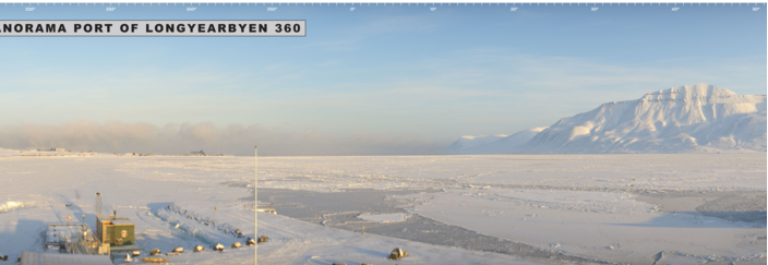 Bron: Borealis Paronama, Port of Longyearbyen. Adventfjorden dat compleet dicht ligt op 18 maart. Boven het toen nog grotendeels open Isfjorden hing een wolkendek: de lucht is zo koud dat het relatief warme zeewater verdampt en meteen weer condenseert.