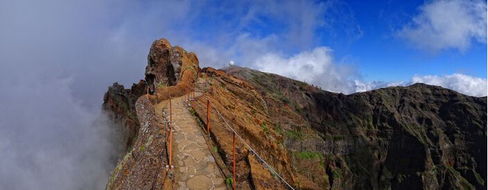 Foto gemaakt door Björn Christian Törissen - Pico do Areeiro - In de bergen op Madeira is een nieuw Portugees neerslagrecord gevestigd. Tussen 15 uur maandag en 15 uur gisteren viel in Areeiro in 24 uur 604,3 millimeter. Op de foto de Pico do Areeiro. 