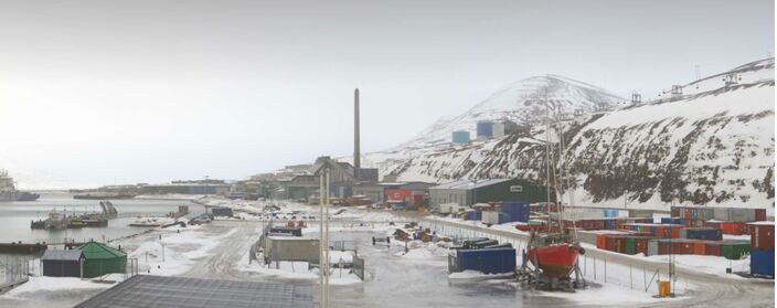 Foto gemaakt door Webcam - Longyearbyen - De zuidelijke wind, die Saharazand naar Nederland brengt, is ook in het poolgebied verantwoordelijk voor extreem hoge temperaturen. Op Spitsbergen dooit het.