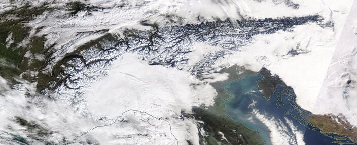Het föhneffect is ook vanaf boven te zien. Wolken met neerslag botsen tegen de zuidkant van de hoofdkam van de Alpen aan. Aan de noordkant is het juist helder en droog. Het föhneffect is ook vanaf boven te zien. Wolken met neerslag botsen tegen de zuidkant van de hoofdkam van de Alpen aan. Aan de noordkant is het juist helder en droog.
