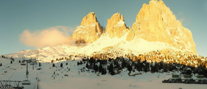 Foto gemaakt door Webcam - Wolkenstein - Goede omstandigheden in de skigebieden rond de Sella Ronda in Zuid-Tirol in Italië. 