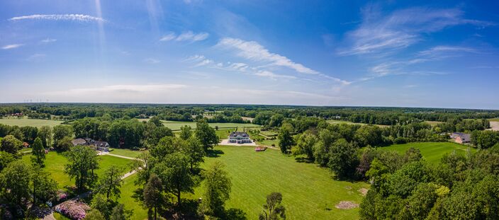 Foto gemaakt door René Wolf - Enschede - Onder de hittekoepel: voornamelijk een strakblauwe lucht met een paar ijswolken