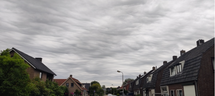 Foto gemaakt door Jack Scholtens - Losser - De altocumulus undulatus asperitas zondag 15 juni boven het oosten van Nederland.