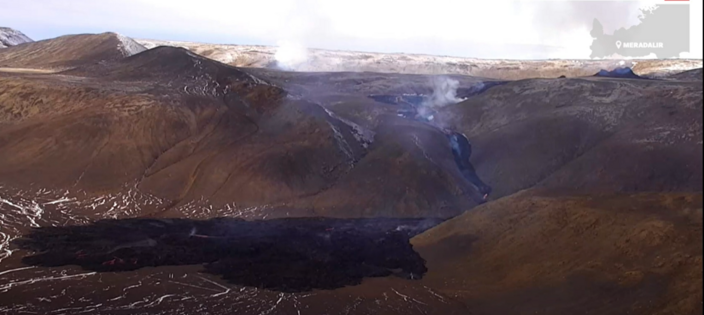 Foto gemaakt door Still - Video - Het landschap waarin de vulkanen actief zijn. Je ziet de zwarte lava de vallei in stromen. 