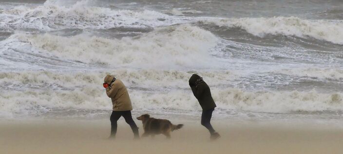 Foto gemaakt door Johan Westra - Katwijk - Een klein, maar agressief lagedrukgebied trekt vandaag vanuit het zuidwesten over vooral Noord-Nederland en brengt veel wind en regen met zich mee.