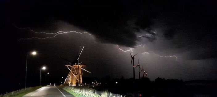 Foto gemaakt door Vincent Seele - Nieuw-Beijerland - Zou het na op de meeste plaatsen ruim vijf weken zonder noemenswaardige regen vanaf zondagavond dan eindelijk weer eens tot buien komen?