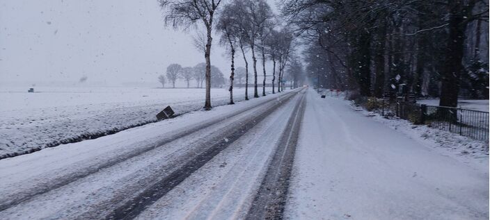 Foto gemaakt door Altjo Wubbema - Jipsingboertange - Een witte wereld in Groningen vanochtend.